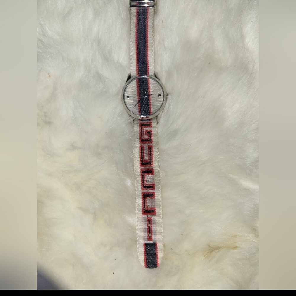 SALE! GUCCI LUXURY STAINLESS STEEL SIGNATURE G WATCH ⌚️ - Picture 4 of 12